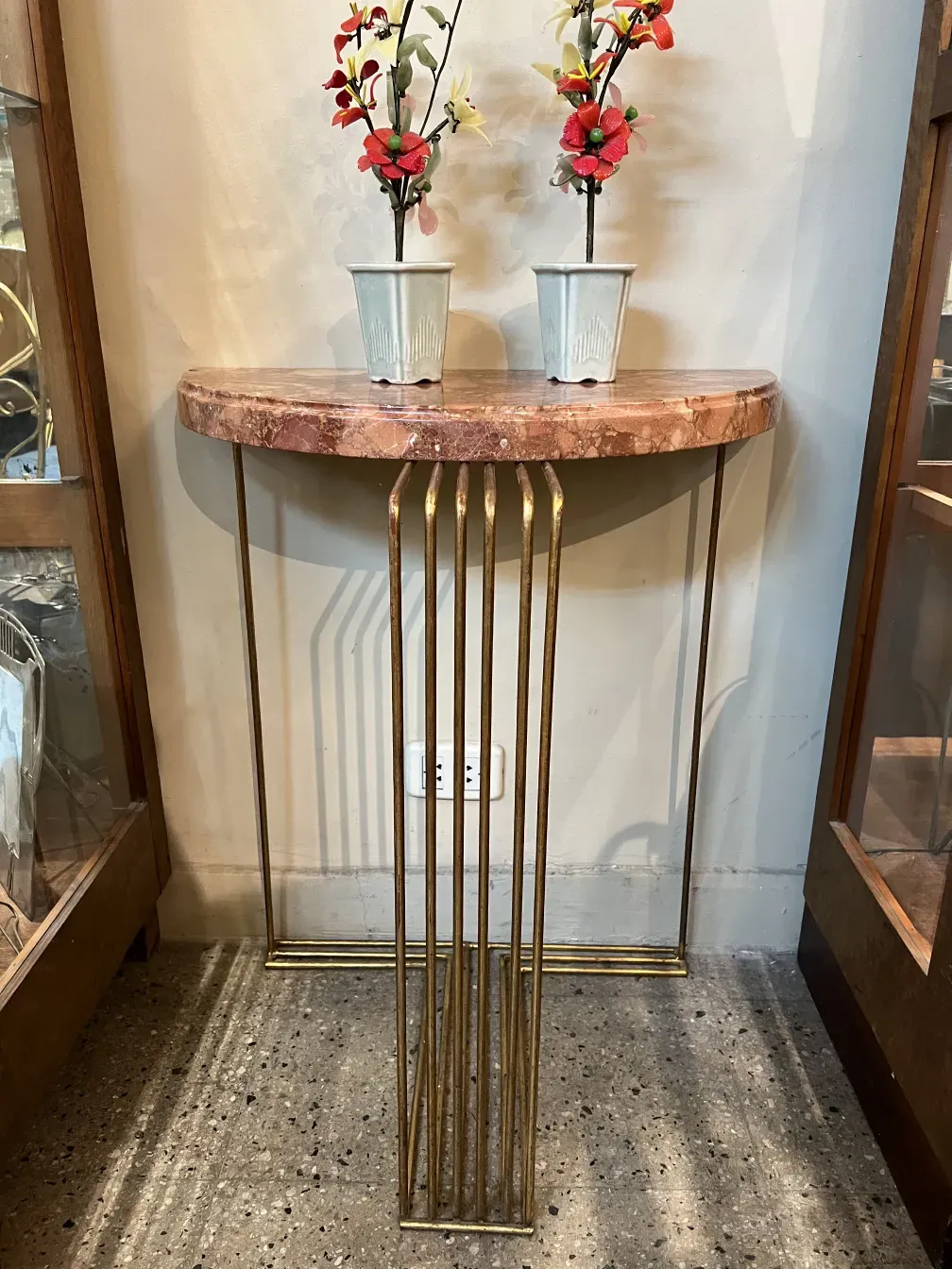 装飾用の花がある二台のアンティークコンソールテーブル