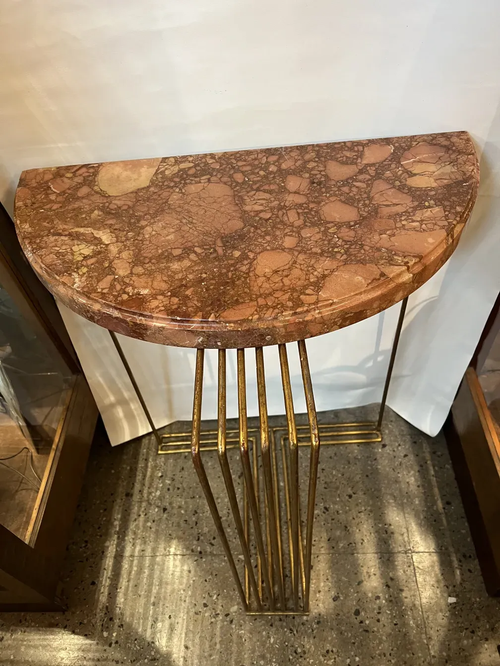 2 dresuars anciens élégants avec surface incurvée et pieds dorés