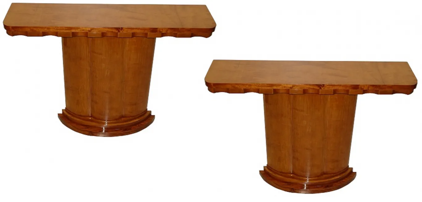 zwei alte Konsolentische mit elegantem, geschwungenem Design