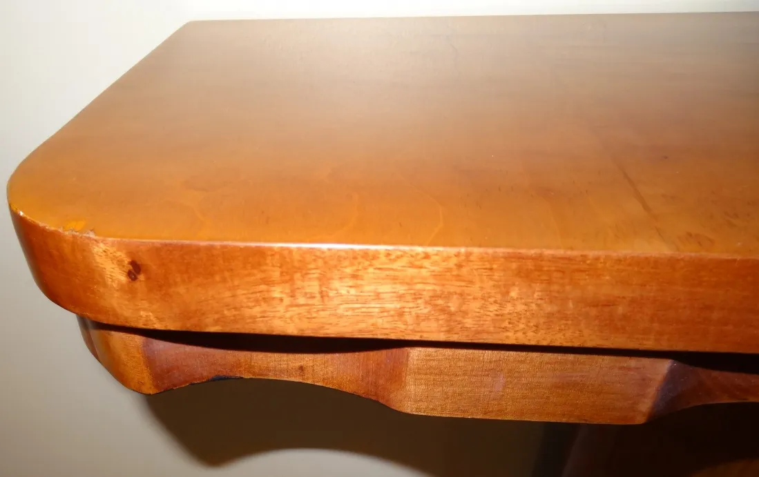 deux dresuars anciens avec un design élégant et lisse