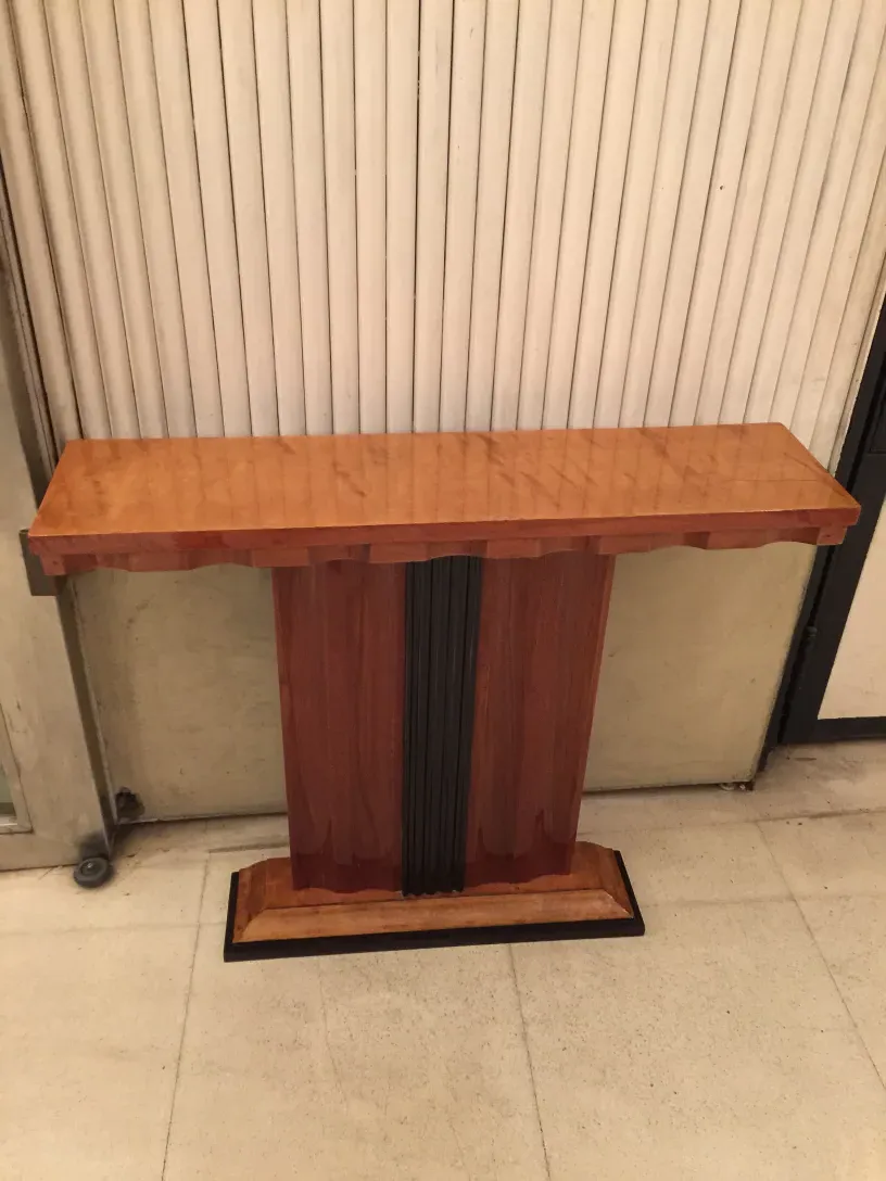 エレガントな古いコンソールテーブルがスタイリッシュな環境に