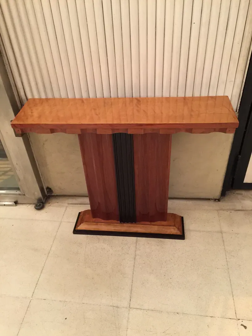 antiguas consolas de dos unidades en ambiente clásico