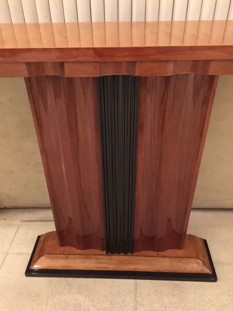 dos consolas antiguas con detalles elegantes en un ambiente neutro