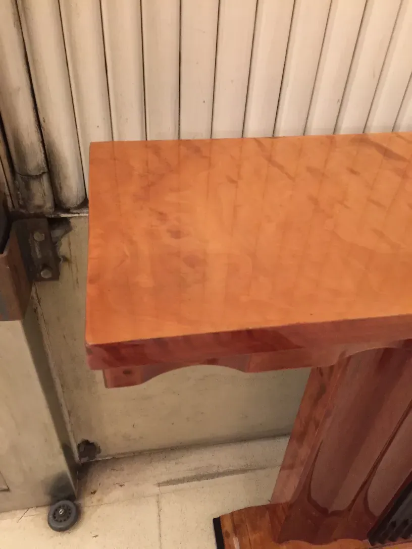 Zwei antike dekorative Konsolen vor neutralem Hintergrund.