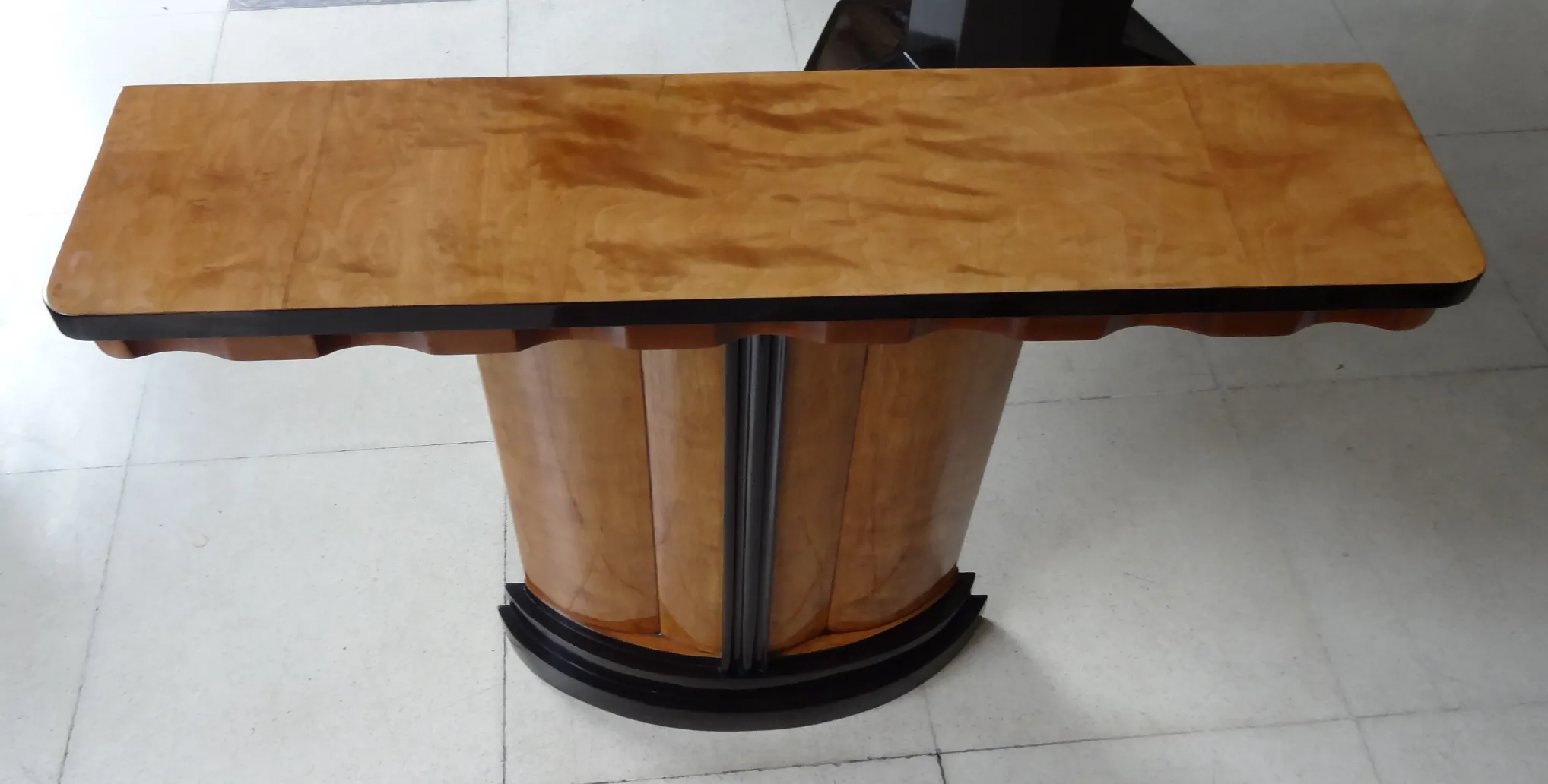 deux anciennes dresuars avec un design élégant