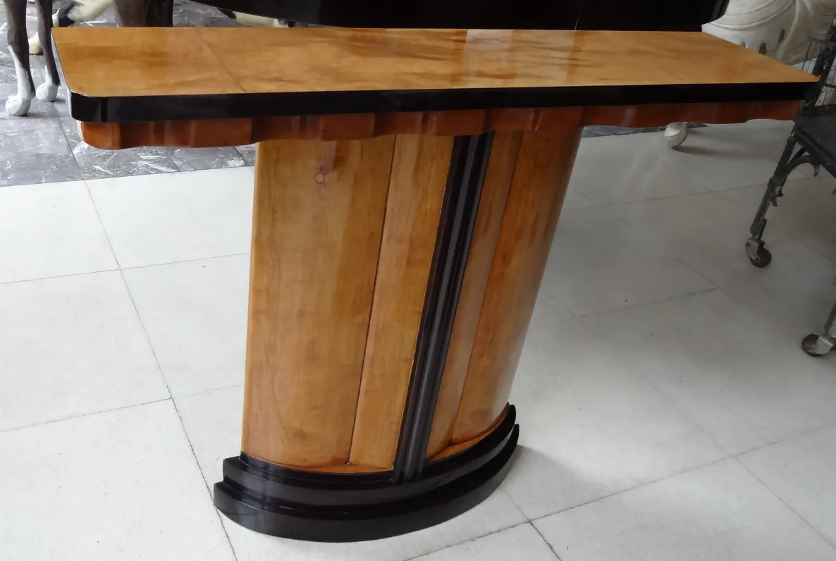 Duas consoles antigas com design elegante e ambiente clássico