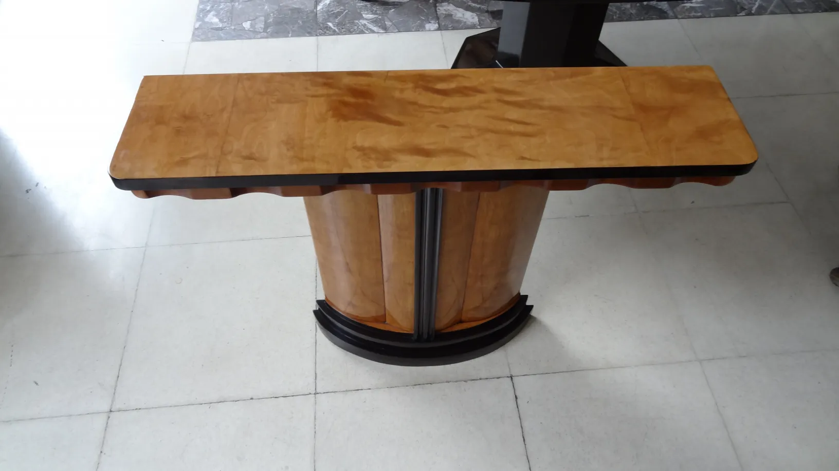 dos consolas de diseño antiguo, en un ambiente elegante.