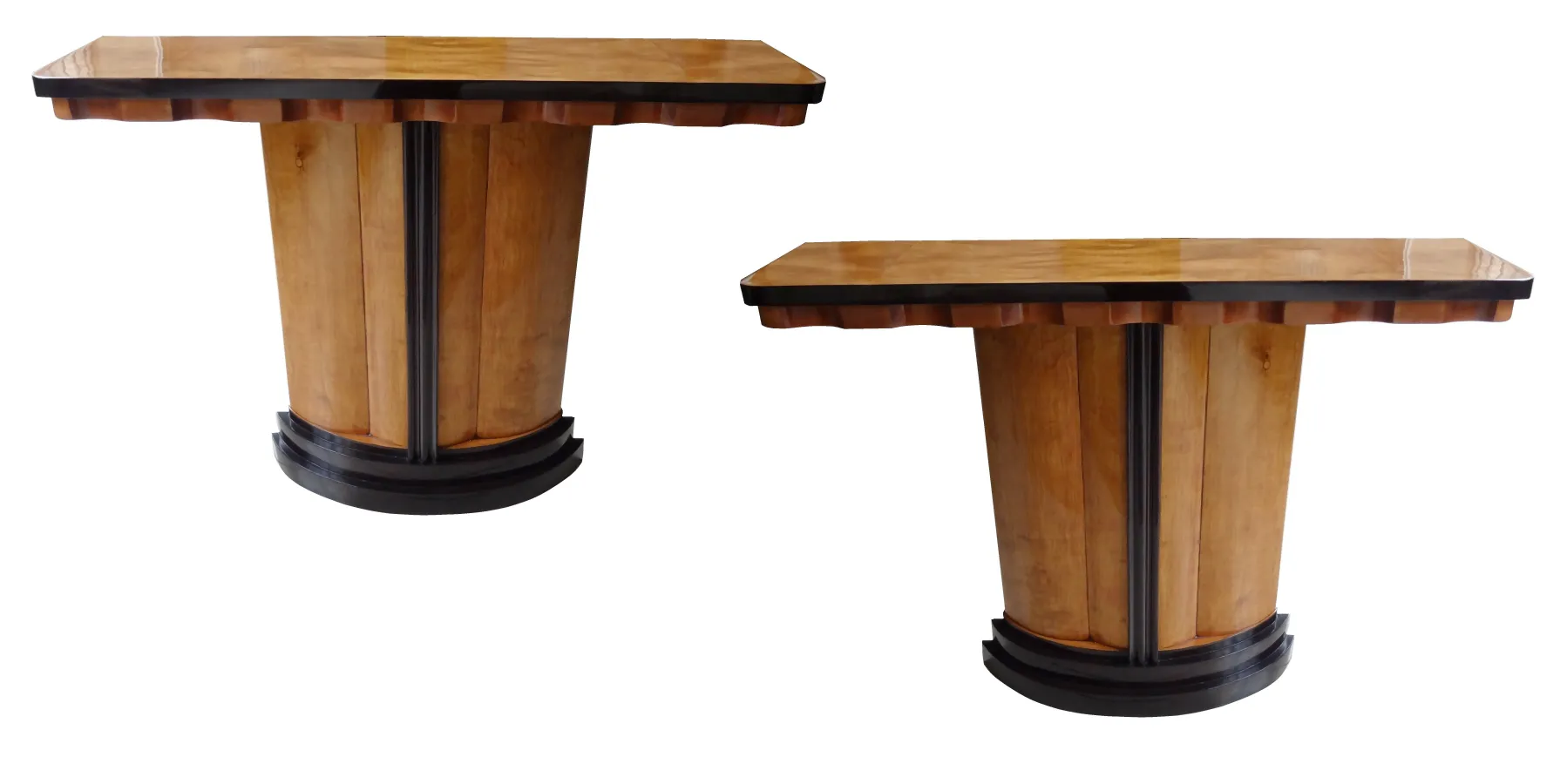 duas consolas antigas com design elegante em decoração estilosa