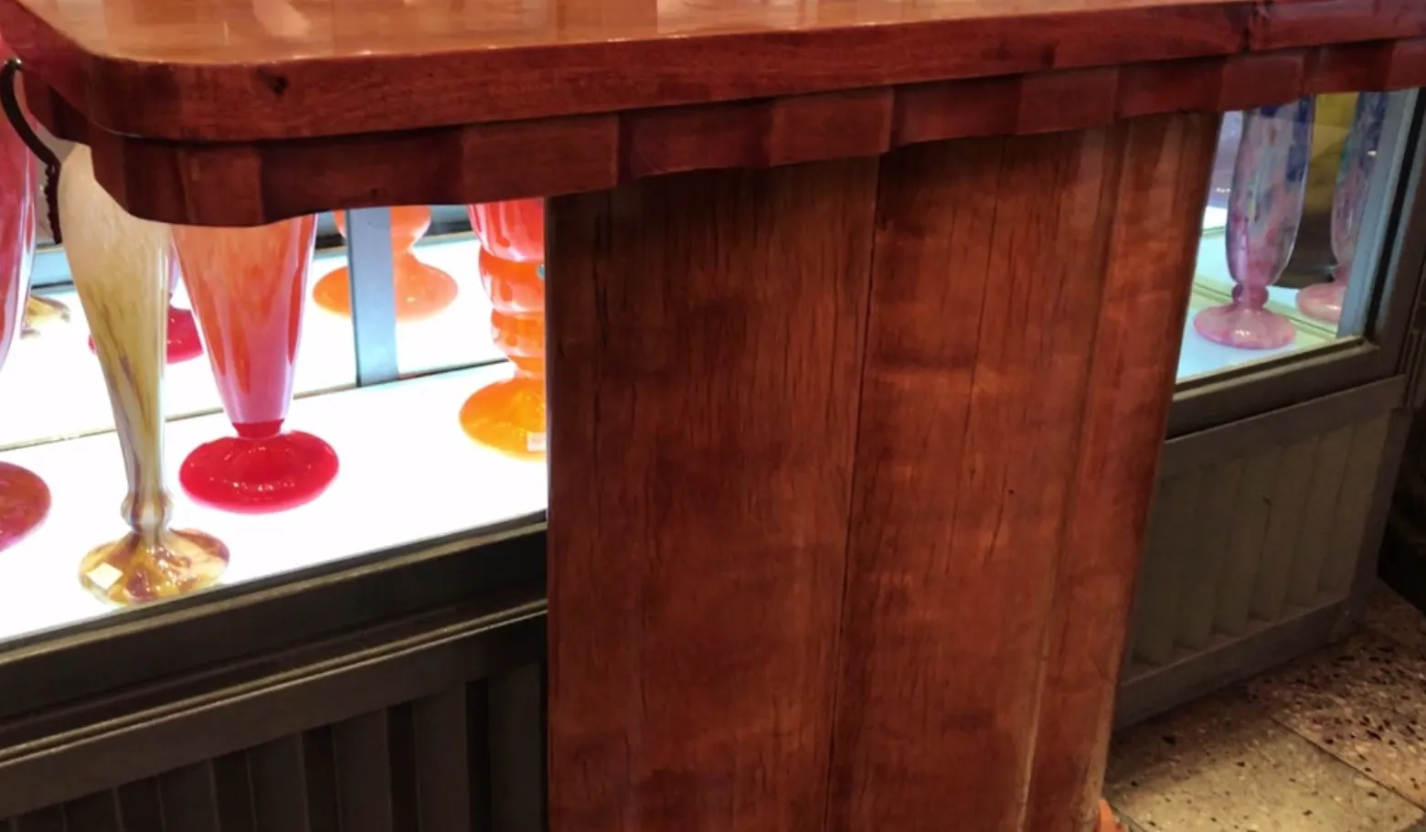 Consoles antiques avec détails décoratifs dans un cadre chaleureux