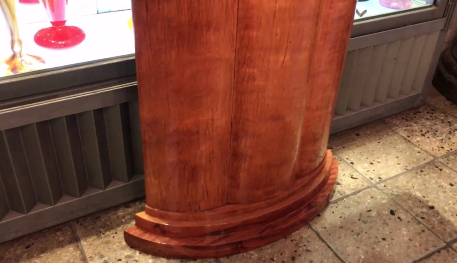 एक रंगीन पृष्ठभूमि के साथ 2 अद्भुत प्राचीन कंसोल टेबल का पक्षीय दृश्य।