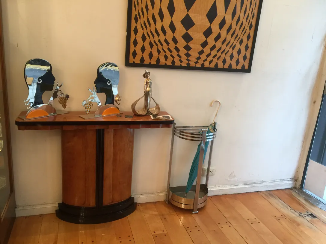 Consolas antiguas con decoración elegante y detalles