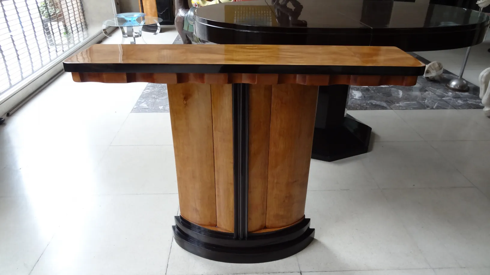 dos consolas antiguas elegantes en un ambiente moderno