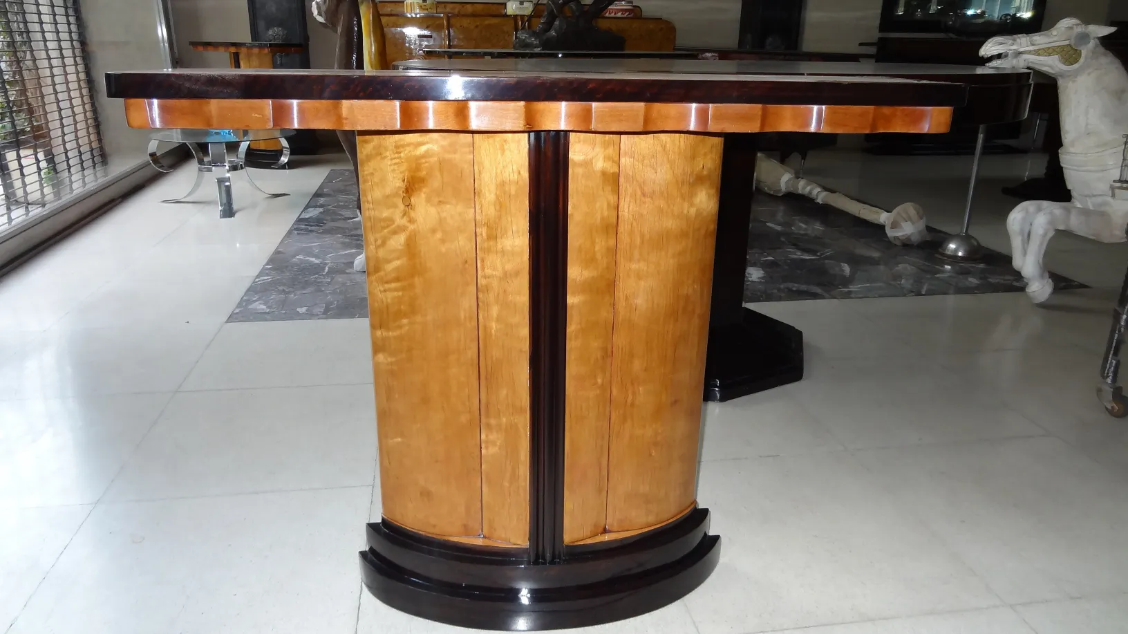 Duas consoles antigas com detalhes decorativos, um ambiente elegante.