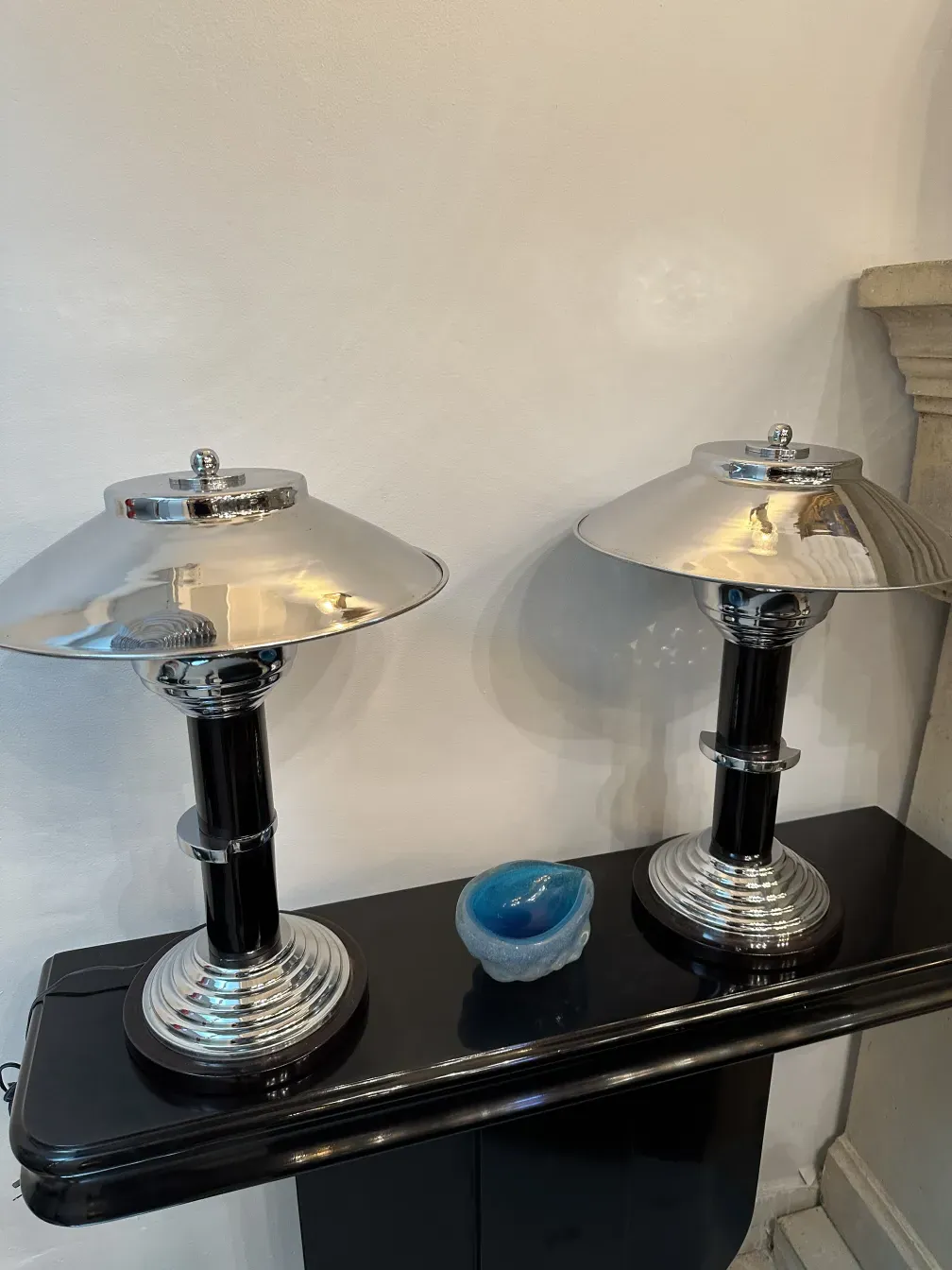 deux dresuars anciens avec détails décoratifs