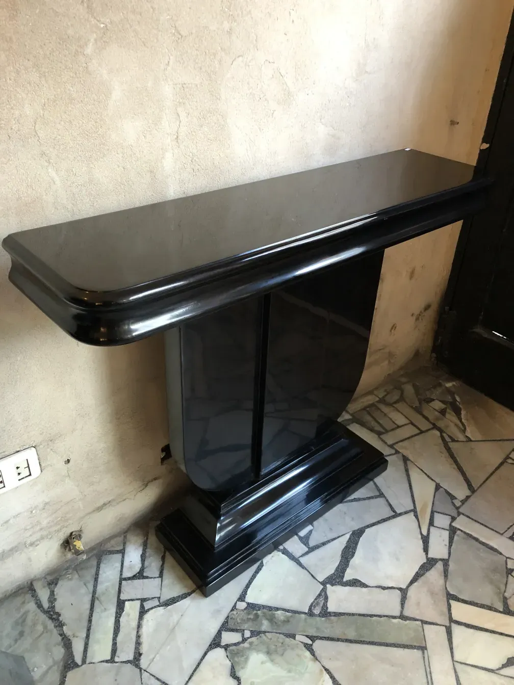 antigua consola de diseño elegante con acabado brillante