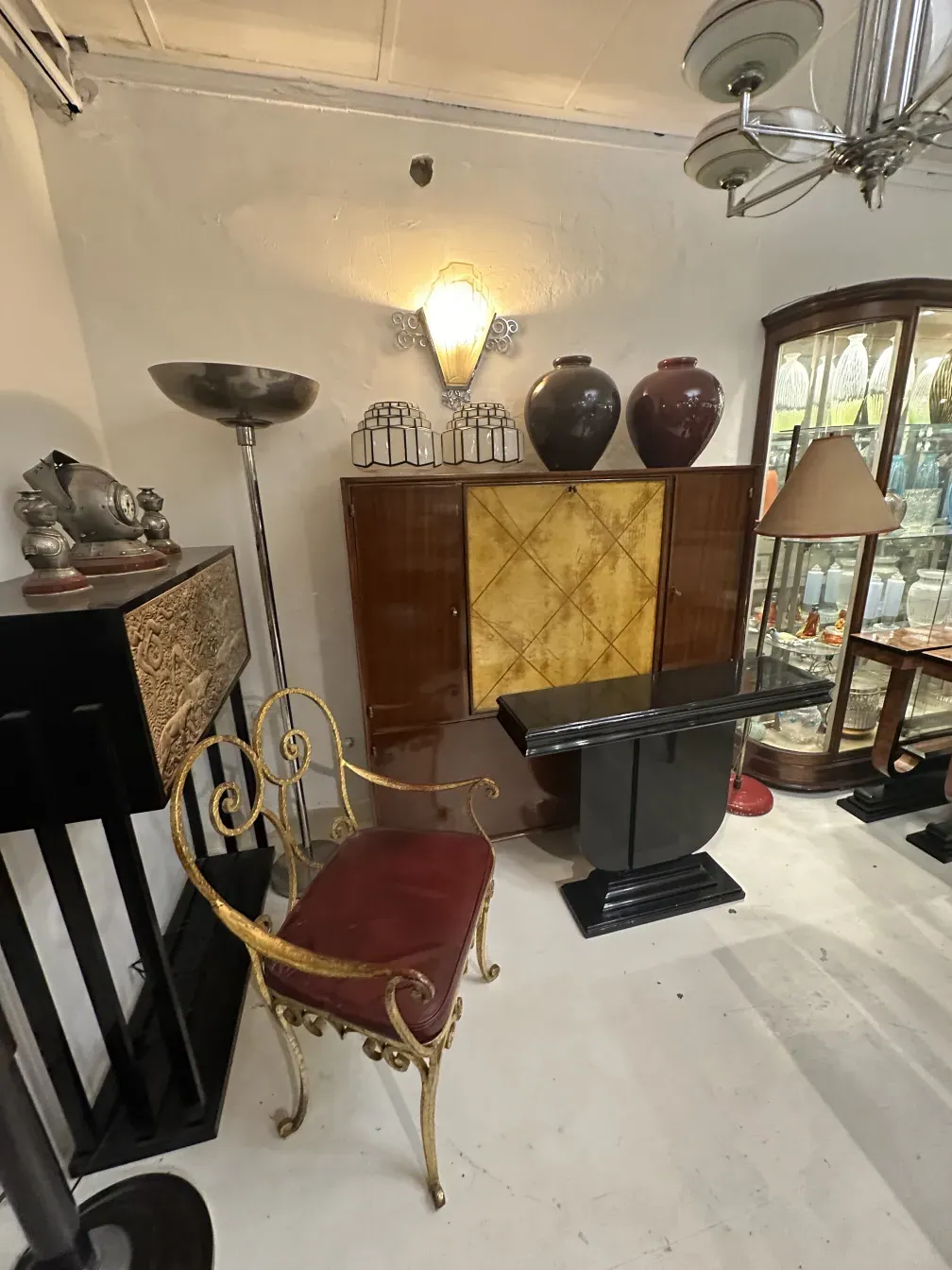 due antichi dresuars con design classico nella decorazione