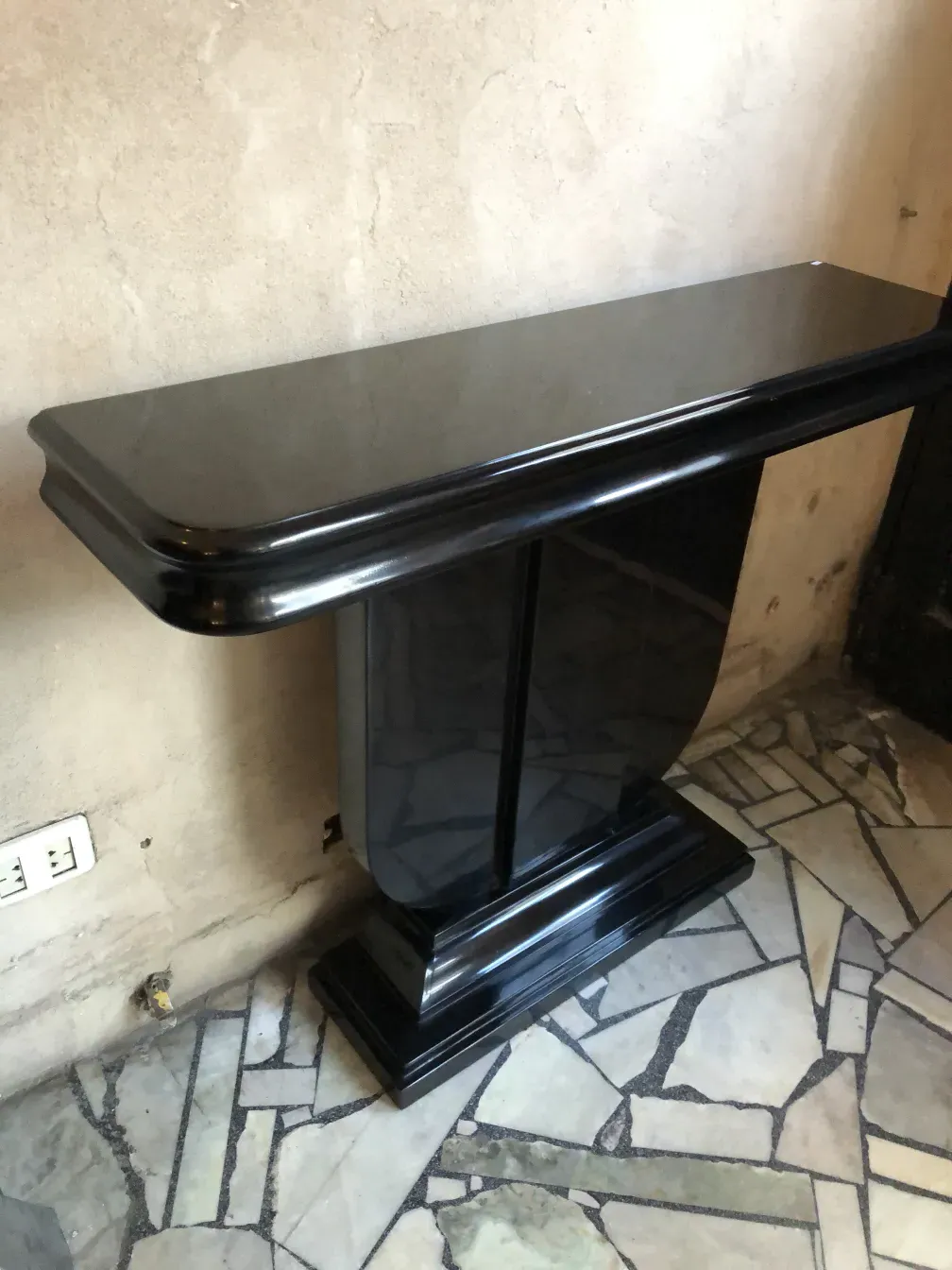 deux consoles anciennes dans un cadre décoratif