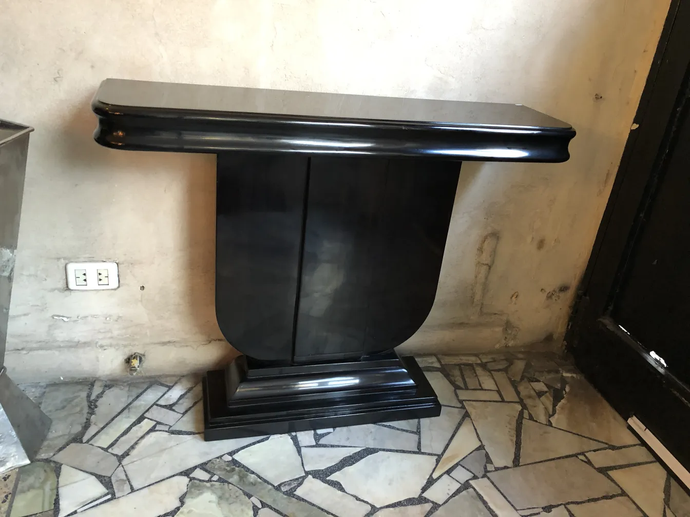 Duas consoles antigas com design elegante em um ambiente acolhedor.