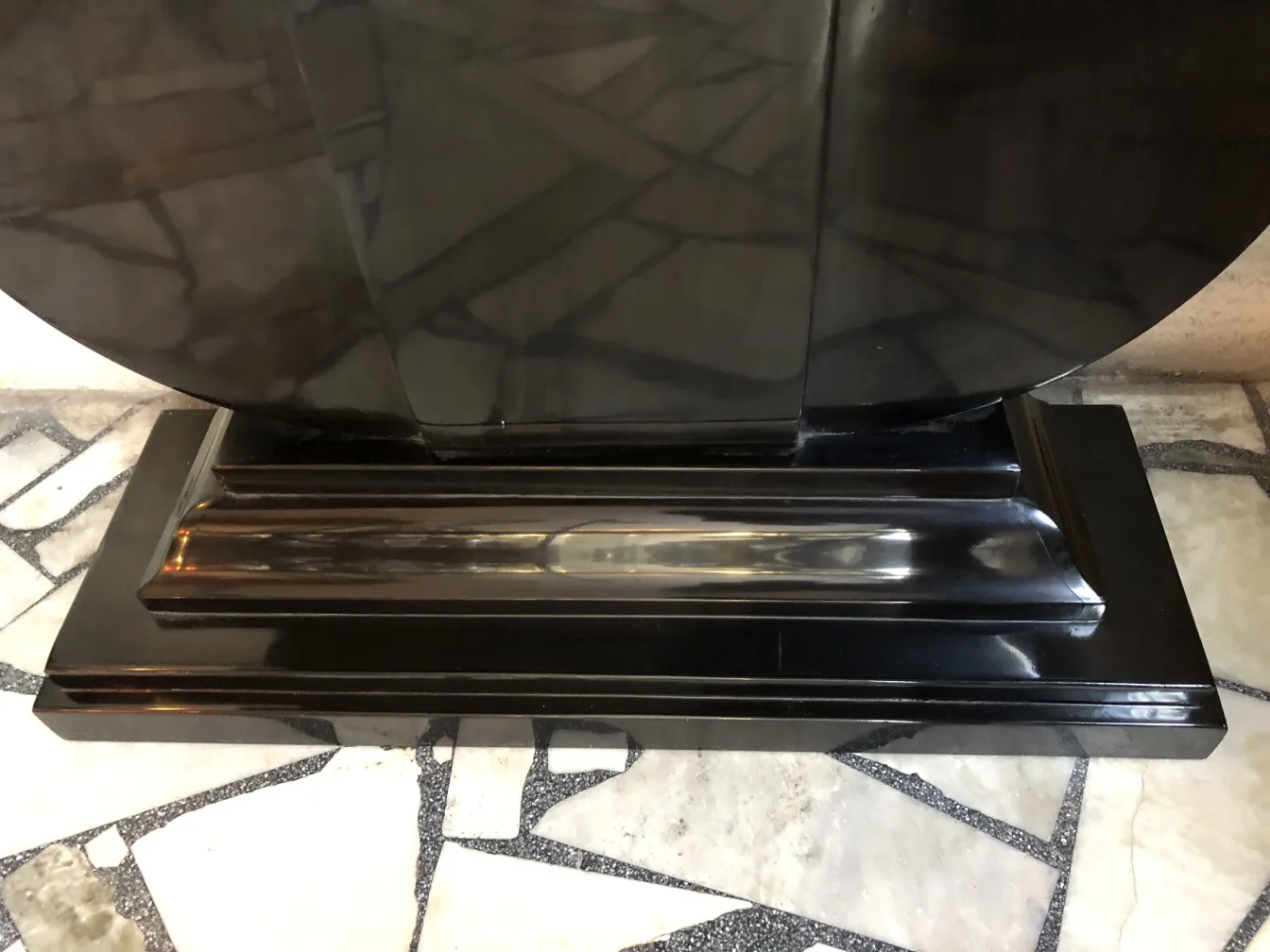 zwei elegante antike Konsolentische mit einzigartigem Design