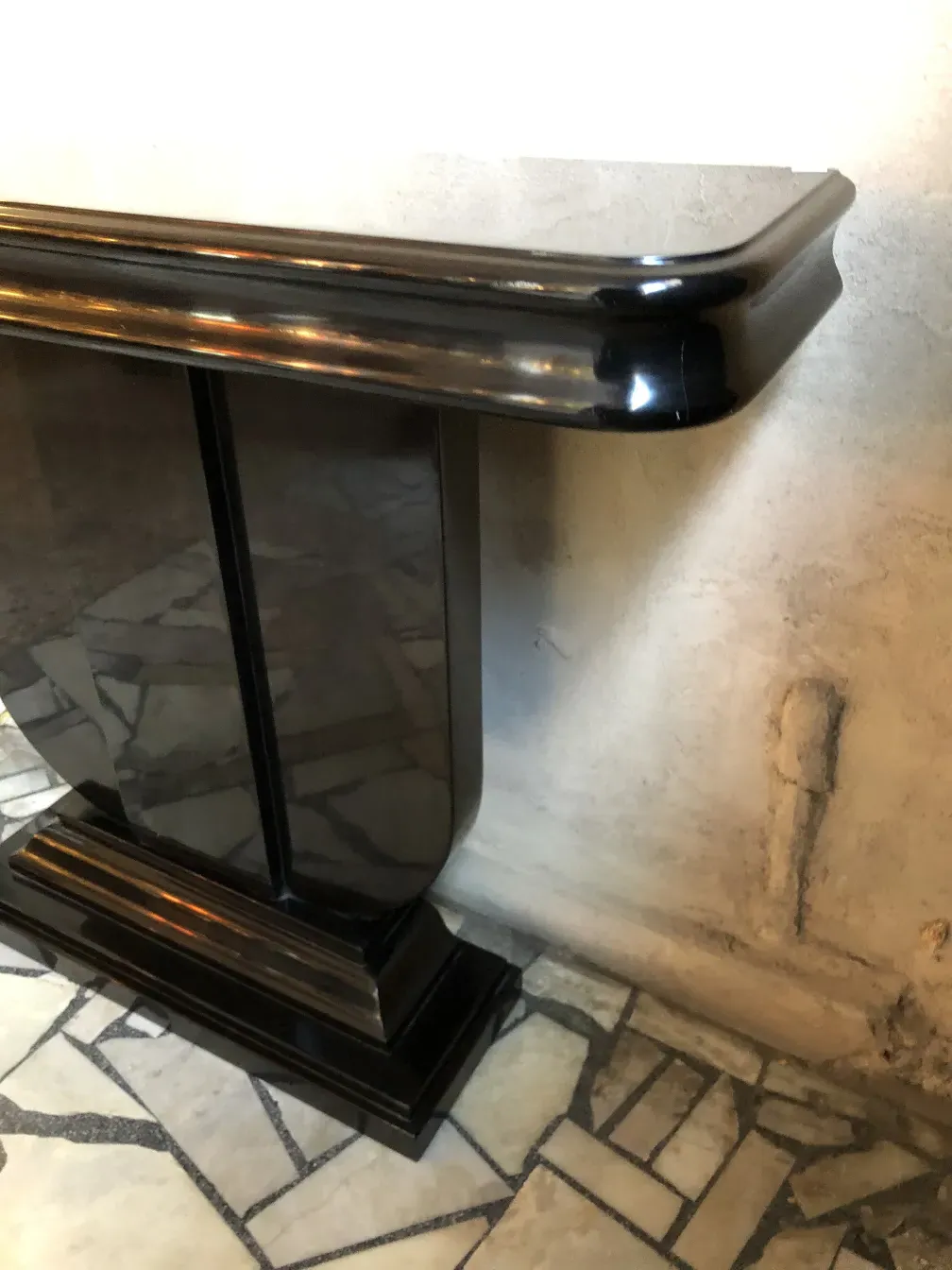 Set di 2 eleganti dresuars antichi in un ambiente di pietra.