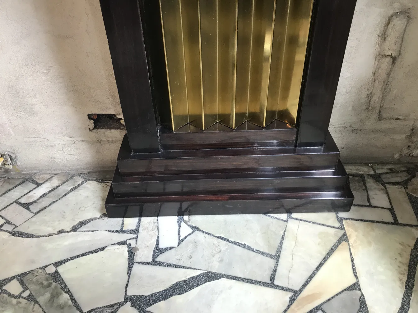 Dresuars anciens au design élégant sur un sol en pierre.