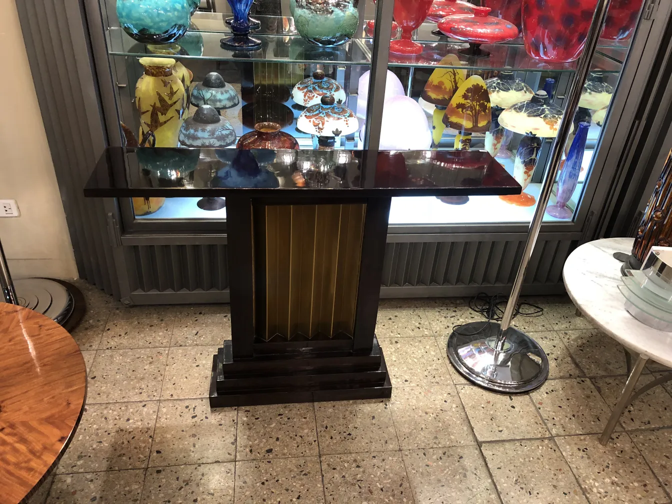 deux dresuars antiques décoratifs avec des objets colorés en arrière-plan