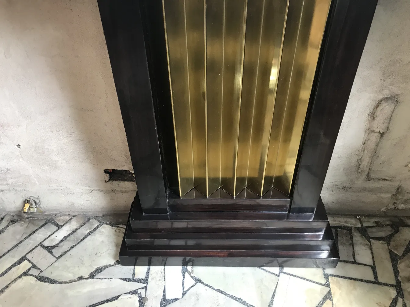 Vue de deux anciennes consoles avec une décoration classique.