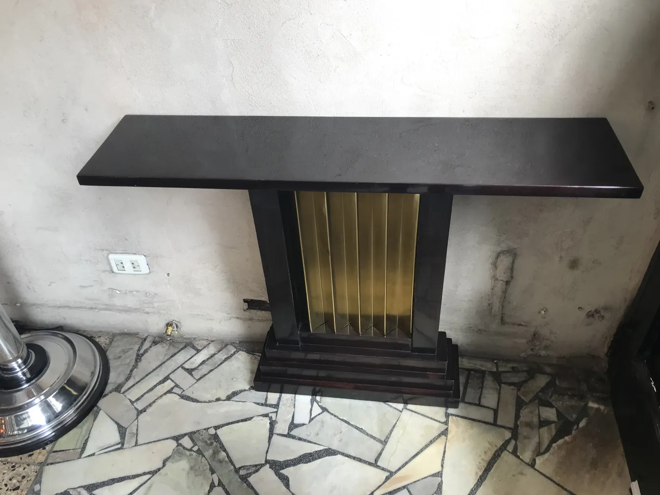 duas consoles antigas com detalhes elegantes no ambiente