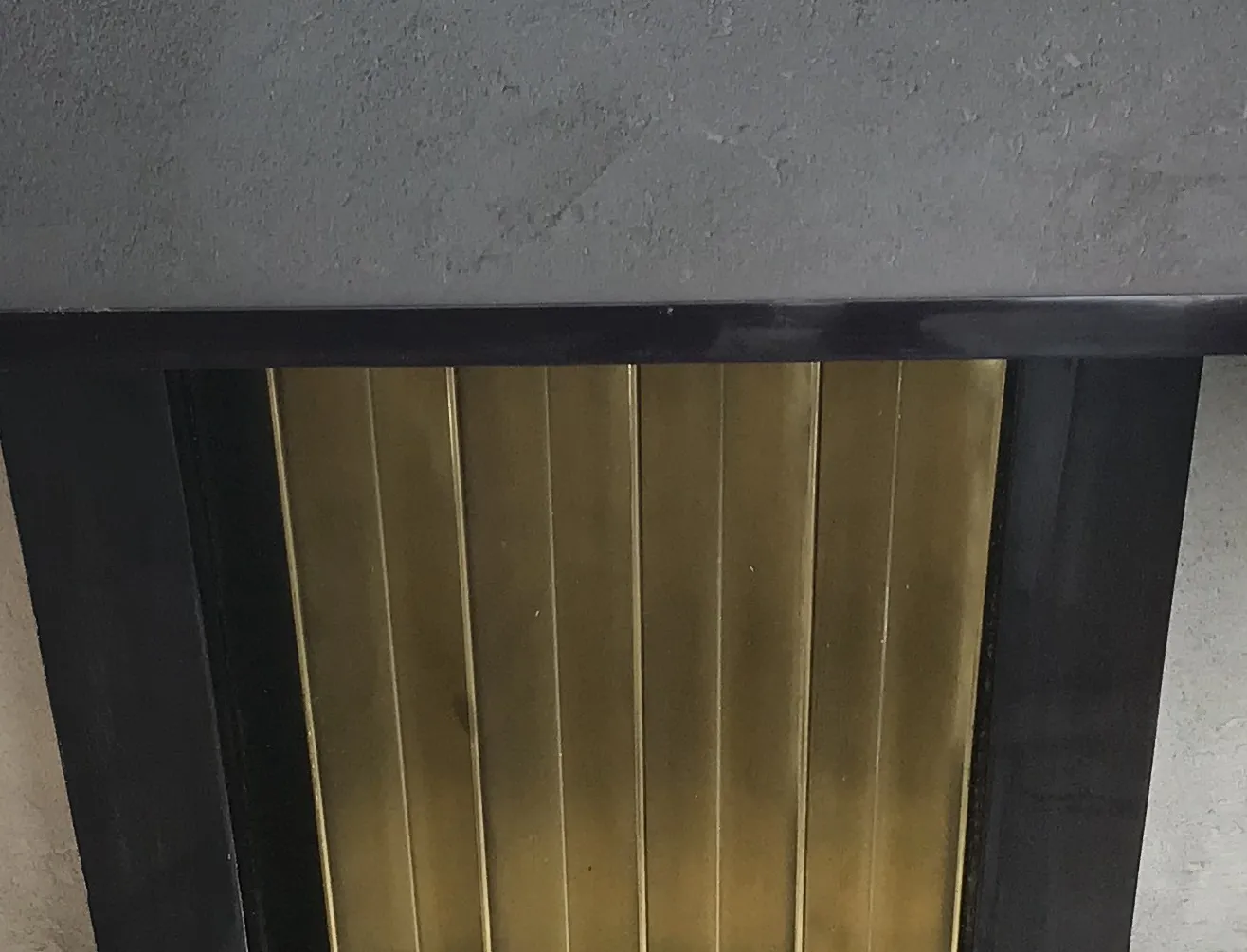 duas consoles antigas em dourado e preto, com design elegante