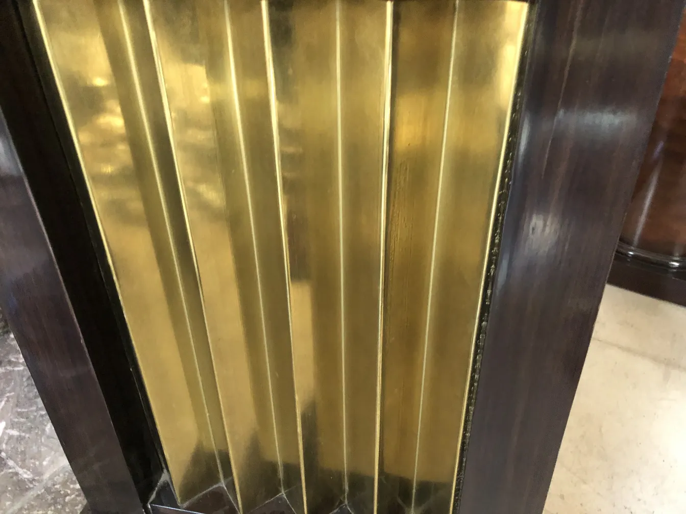 Visão de duas consoles antigas com detalhes dourados