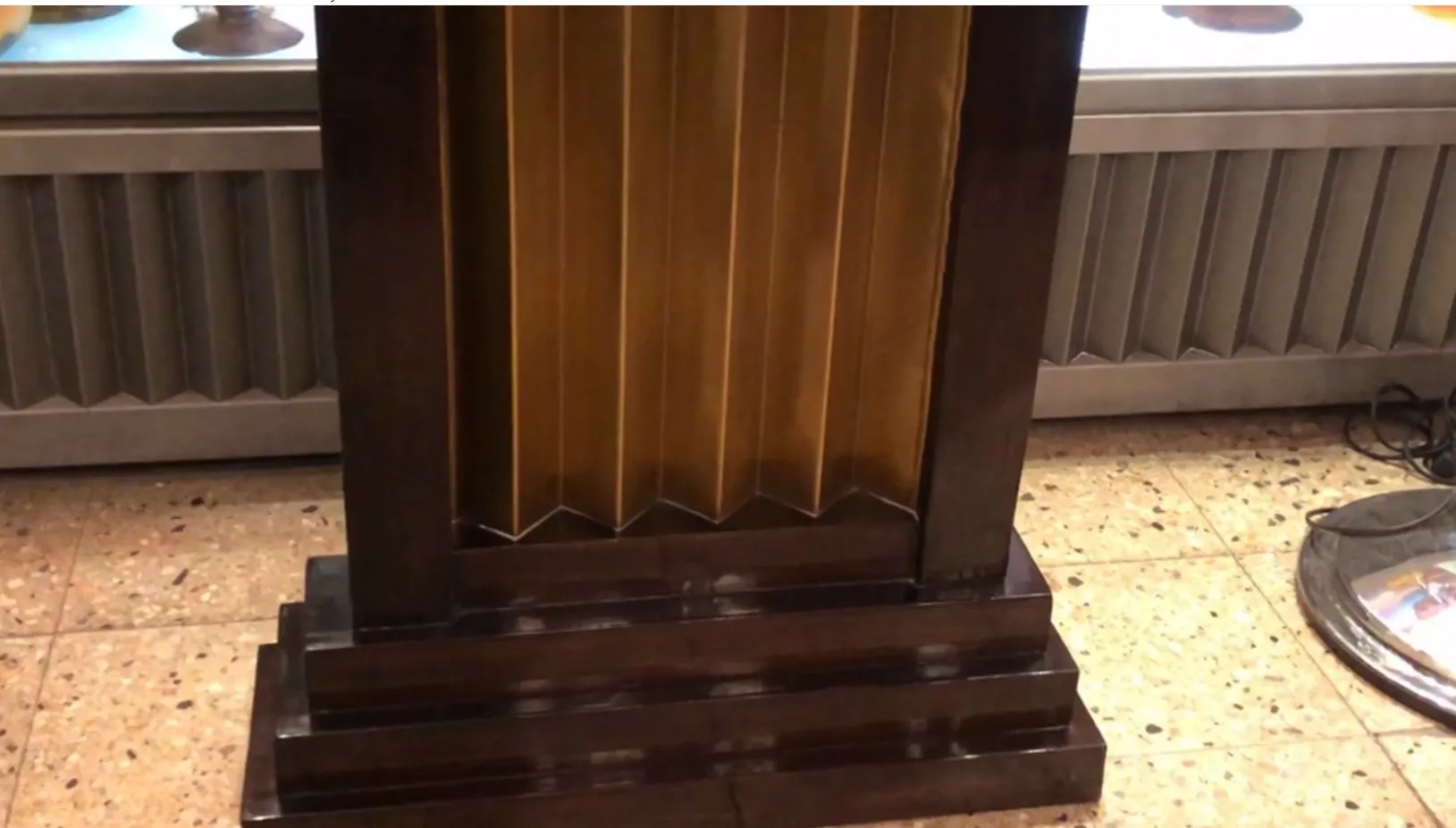 Visão de duas consoles antigas em um ambiente elegante