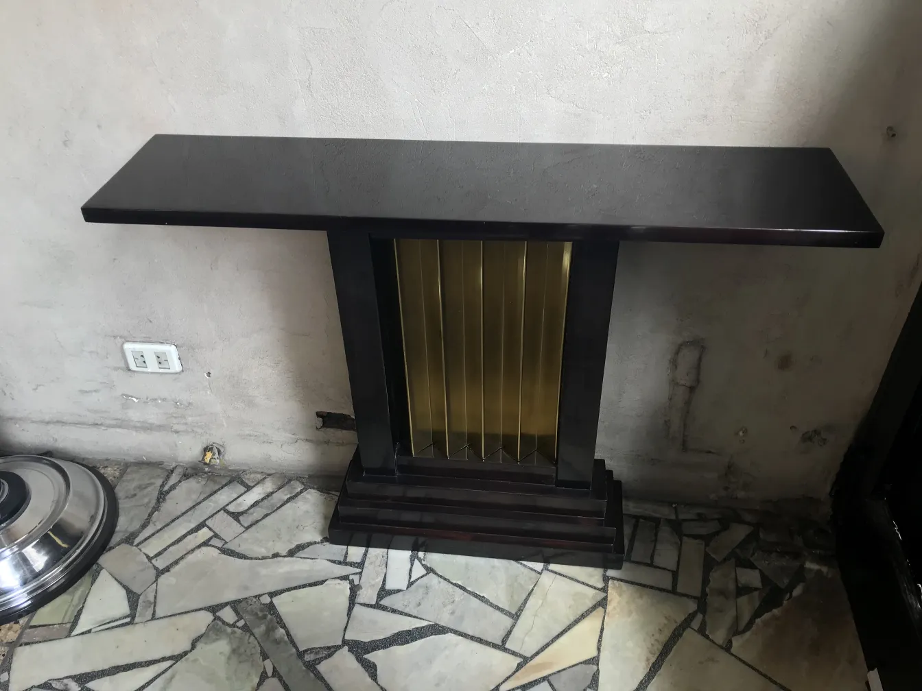 Antike Konsolen mit elegantem Design und dekorativen Details.