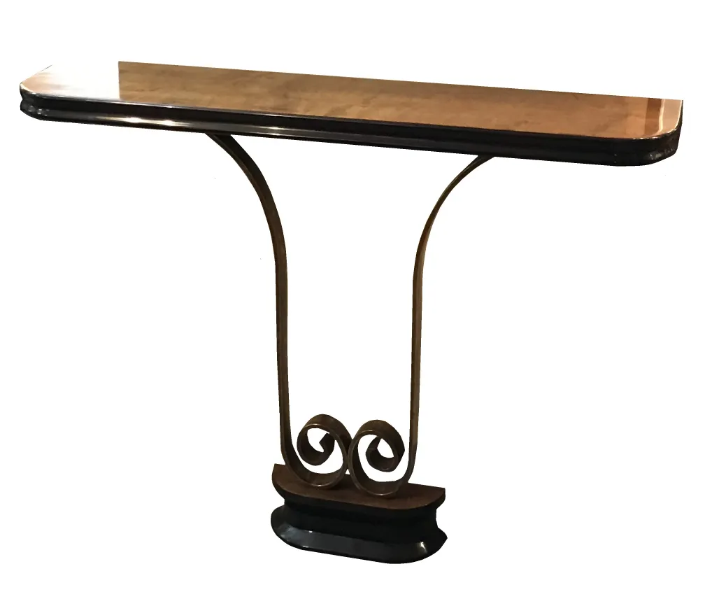 zwei antike Konsolen mit elegantem Design in der Dekoration