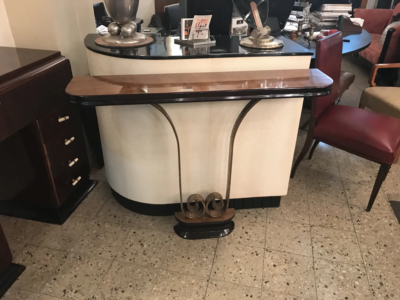 dos consolas antiguas de diseño elegante en ambiente acogedor