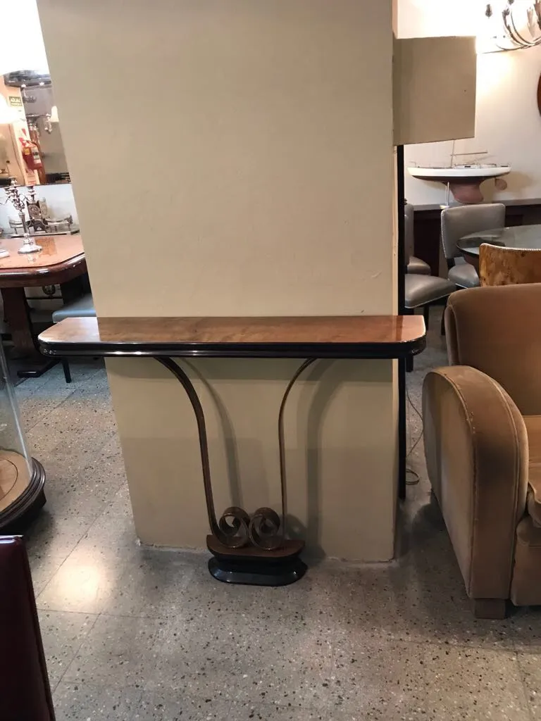 due eleganti mobili dresuars antichi, decorando uno spazio accogliente