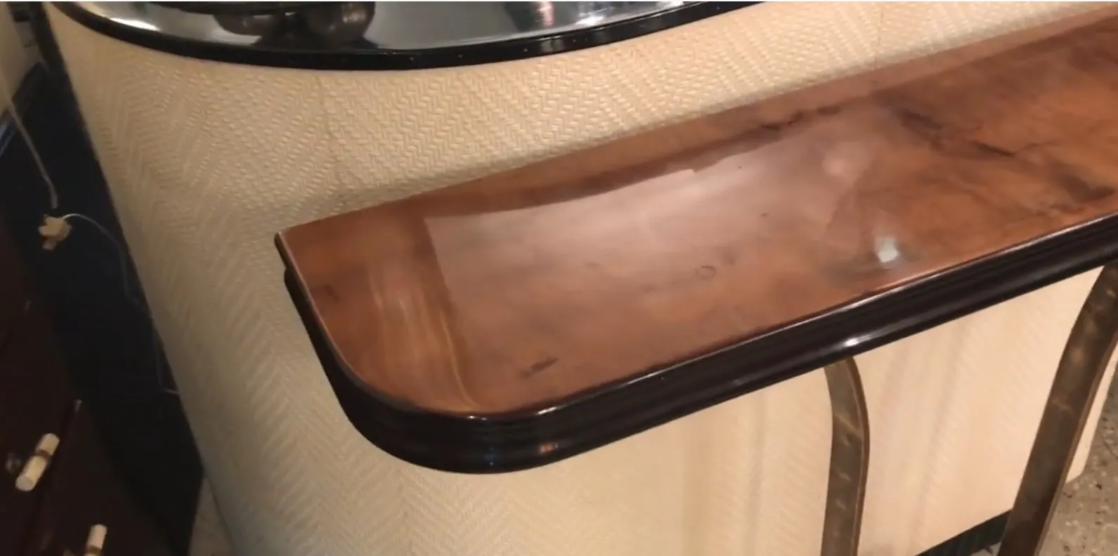 Visão de 2 consolas antigas decorativas com detalhes elegantes.