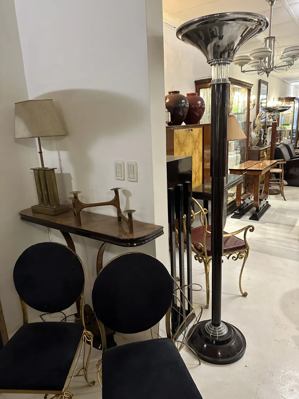 dos consolas antiguas decorativas en ambiente clásico