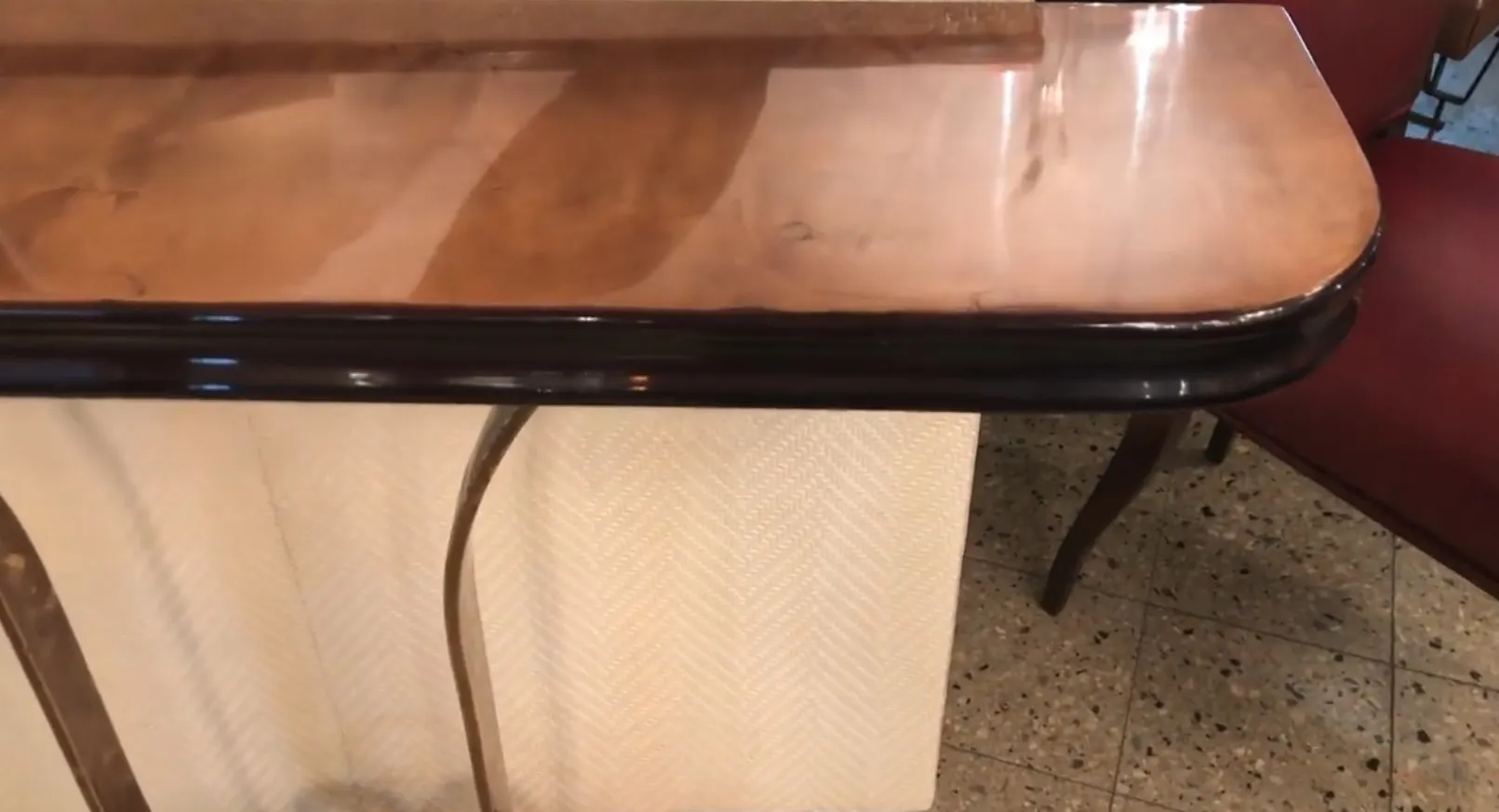 Due eleganti dresuars antichi in un ambiente accogliente.