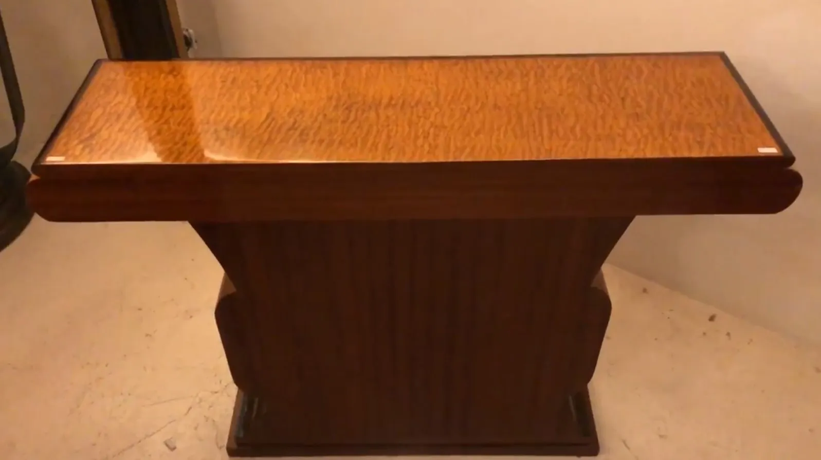 Dos consolas antiguas decorativas con diseño elegante en ambiente