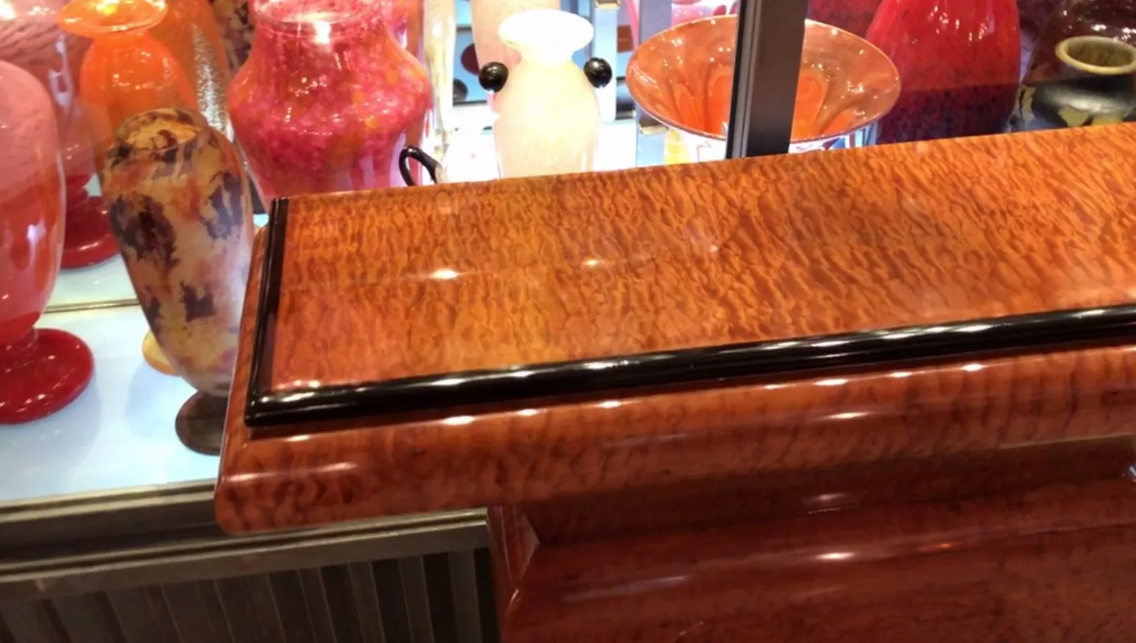 dos consolas decorativas antiguas en un entorno clásico