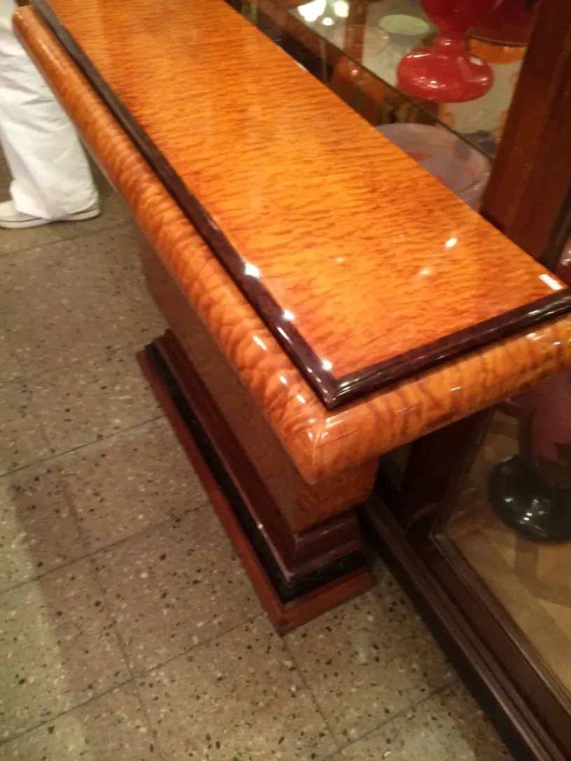 Dos consolas antiguas en un ambiente elegante