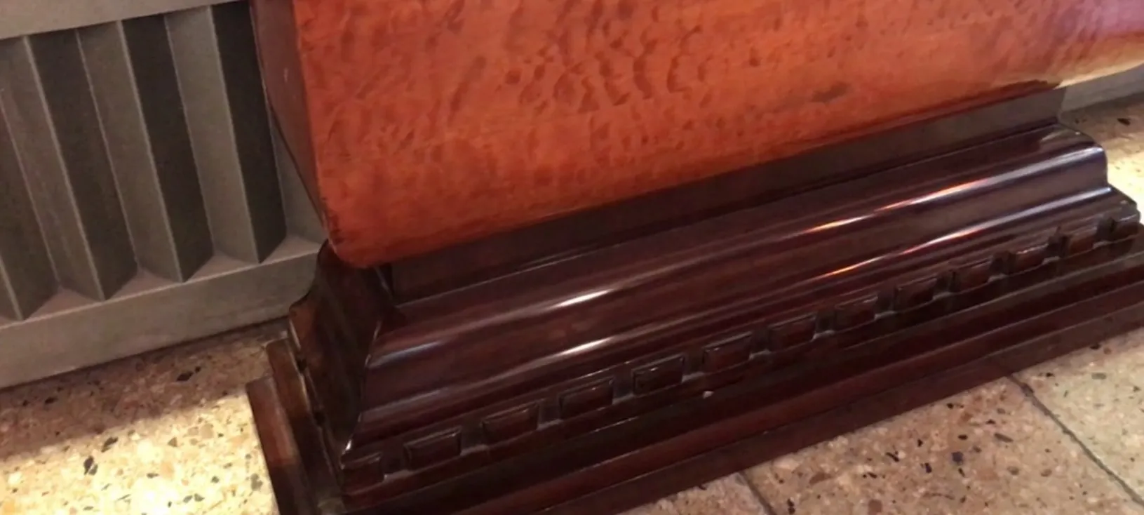 visão de duas consoles antigas com detalhes decorativos