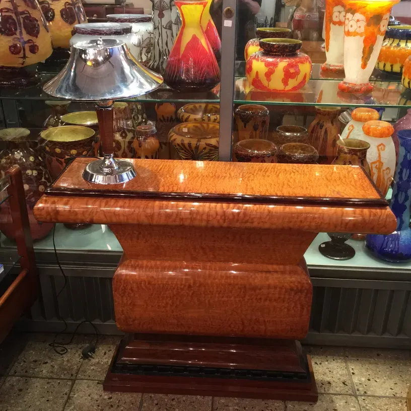 Consolas antigas elegantes em um ambiente decorativo