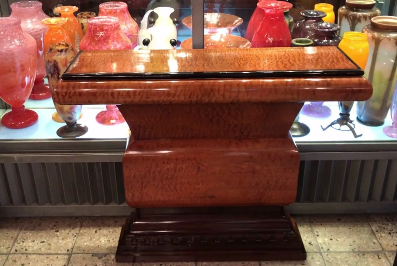 antike 2 konsolentische mit dekorativen vasen im hintergrund