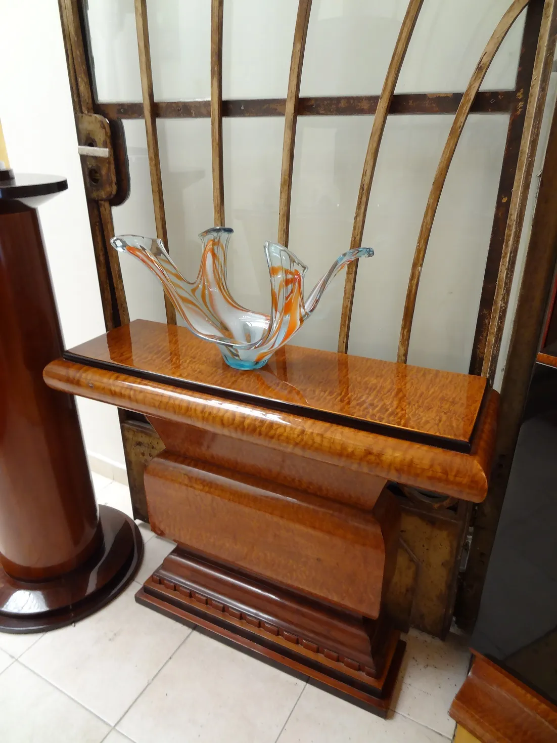 deux anciennes dresuars avec un design élégant, décoratives