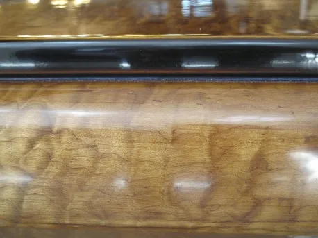 detalles de dos consolas antiguas con acabado brillante, ambiente cálido