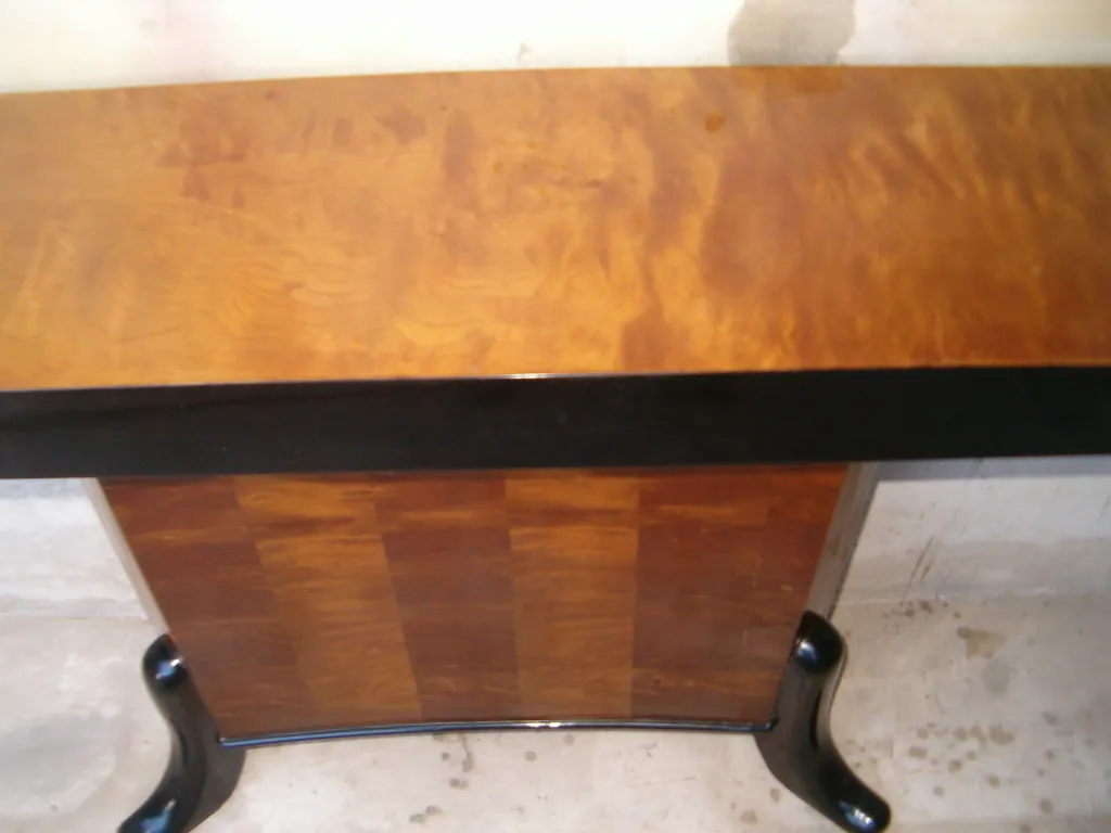 Vue de dessus de deux consoles anciennes avec un design décoratif