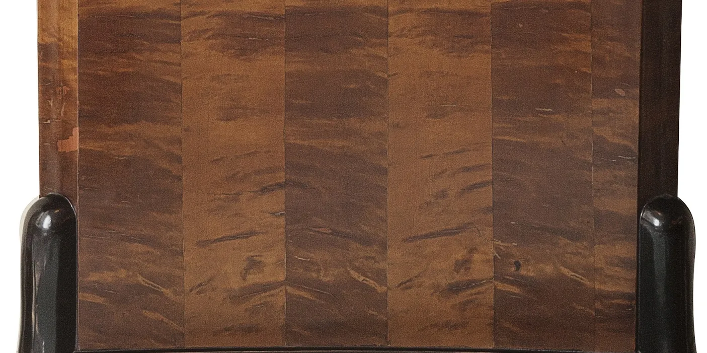 Consola antica con design esclusivo, ideale per decorare.