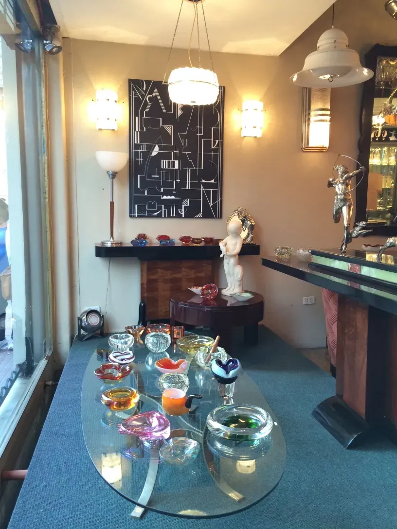 ユニークな装飾が施された古典的なコンソール二台が居心地の良い空間に