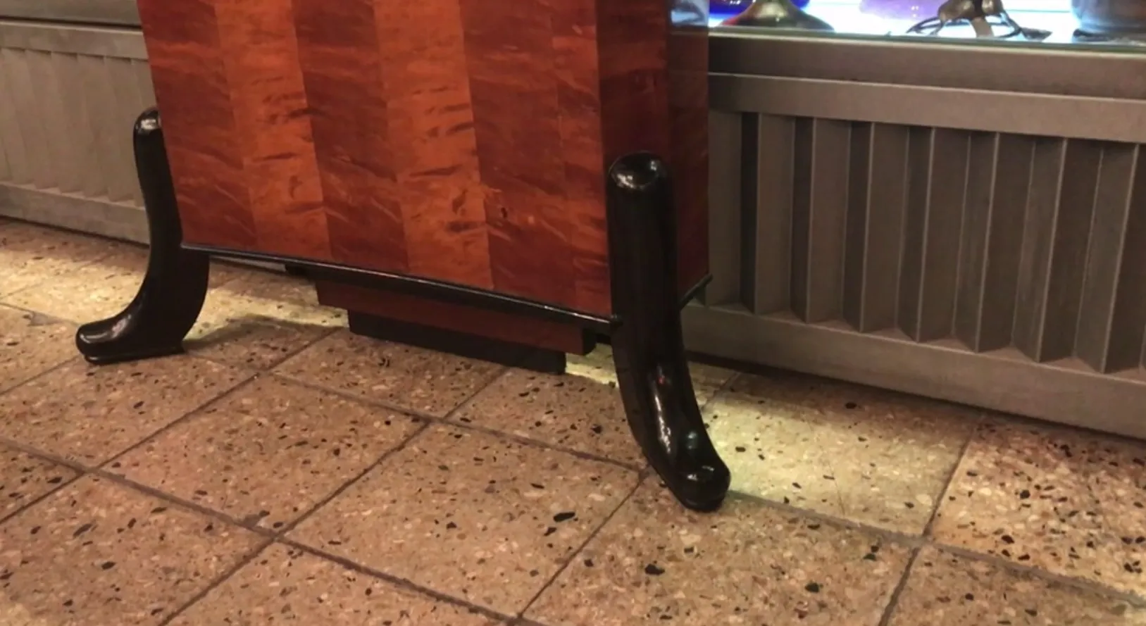 Vista laterale di due consolle antiche con gambe eleganti